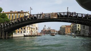 ベネチアの人気スポットのアカデミア橋！