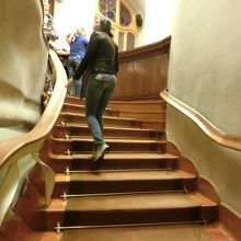 階段を上がって行くと