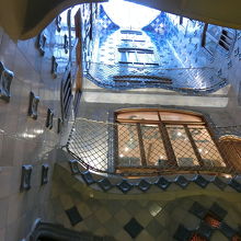 海中のような吹き抜け