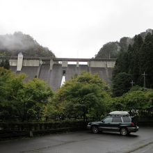 ダム下にも駐車場があります