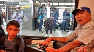 かなり混んでいてあまり快適ではなかったです。