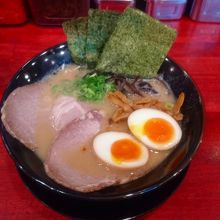 チャーシューは大きめで玉子とこってり系豚骨スープに細麺がマッ