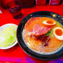 これは人気のネギラーメン、白または青ねぎを選べます。
