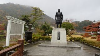 悲劇の英雄の像