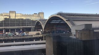 構内にはお店が多数ある大きな駅