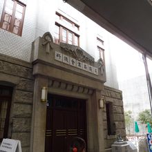 隣の広場が自然光を商店街へ・・・灯り取りの役割を・・・