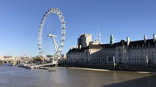 テムズ川沿いの大きな観覧車