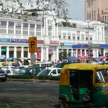 近代的な白亜のビル