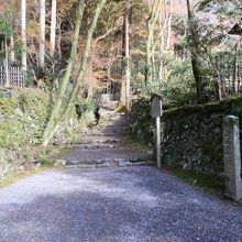 参道の傍らには石標と立て札が立っていました。