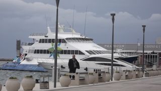 各方面に船が出ている。