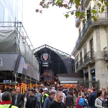 地下鉄駅からは実にわかりやすいです。