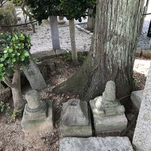 首検証跡の石仏