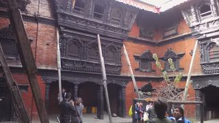 窓枠の木彫りは必見