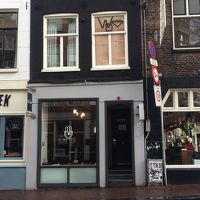 宿泊部屋がある方の建物。受付でもらうカードキーが要ります。