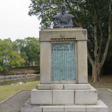 山鹿素行の銅像です