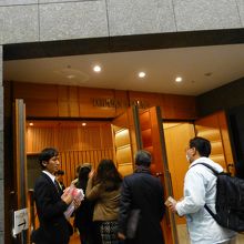 トッパンビルに入ってすぐ右手です．