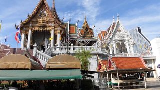 BTS駅前の大きなお寺