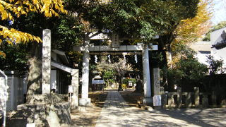 西日暮里の高台にあります