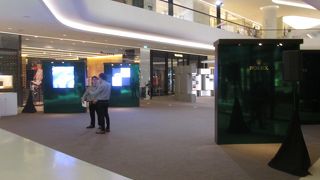 グランドフロアにはハイブランドの店舗