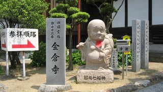 かわいい石造のあるお寺