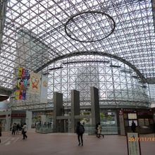 大きなドーム屋根なので傘いらずで助かります。