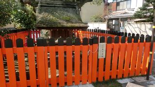 巨木に清流、古都らしいいいたたずまいだ