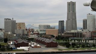 横浜港大さん橋国際客船ターミナルに停泊中のクルーズ船から眺める、コスモワールドの観覧車をバックにした横浜赤レンガ倉庫街は、風景がなかなか良かったです。