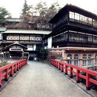 積善館の朱色の欄干の橋