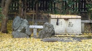 明治天皇の幼名にちなむ井戸。