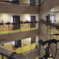 建物の内部は吹き抜けていてキレイ