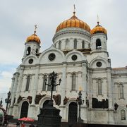 白亜の大聖堂で、ロシアの様々な戦争で命を失った方々を慰霊するために建てられた大聖堂です。