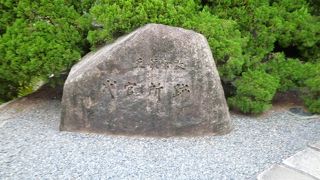 殆どの人が気づかず通り過ぎます。