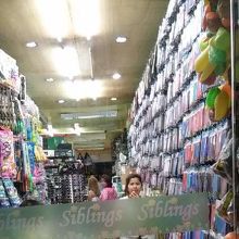 モール内は、こんなチープな店がずらっと並んでいます。