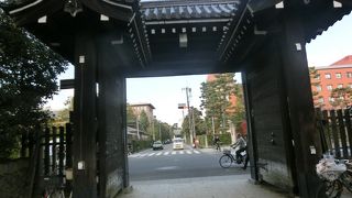 九ヵ所ある豪華な門の一つ