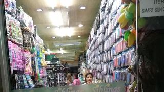 向かいに新しいモールができて、お客が減るかもです。