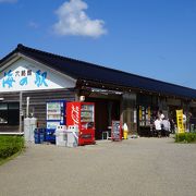 缶ビールで一杯やっているグループとか