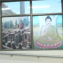 空港の渡り廊下に飾られた絵画