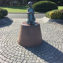 赤い靴はいてた女の子像