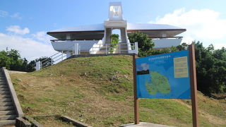 伊良部大橋を渡って左側から登る小高い山の上の展望台