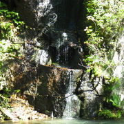 チョロチョロと流れる小さな滝