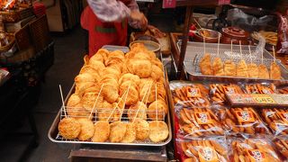 老舗のせんべいの店　焼き立てが食べられる