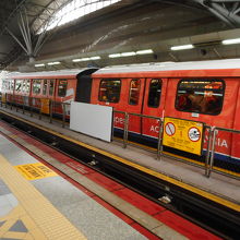 LRTは数分毎に来るが時刻表はない