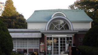 新宿御苑の入り口にあります