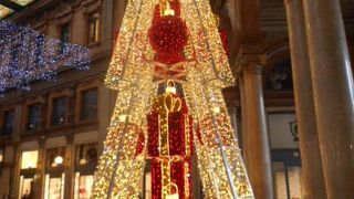 ビル内にクリスマスツリー