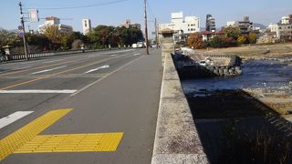 この橋の下から川が二つに分かれる。