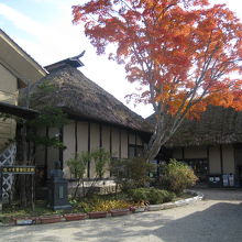 手前の建物が「佐々木喜善記念館」