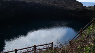 二つの深い青色の池が印象的、散歩コースになっている