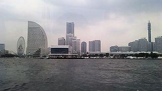 海から見たみなとみらいを。