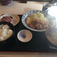 豚生姜焼きとブリ刺身ランチ