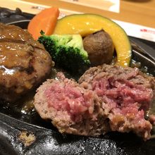 鉄板で焼いても、中は赤いです。